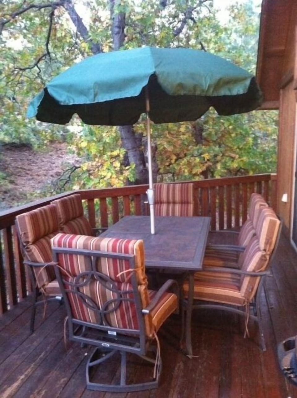 Rear Deck with Patio Set (seats 6)