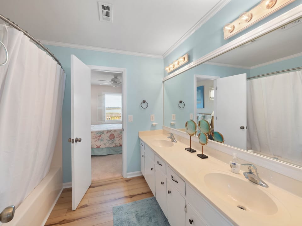 Full Bathroom - Jack And Jill