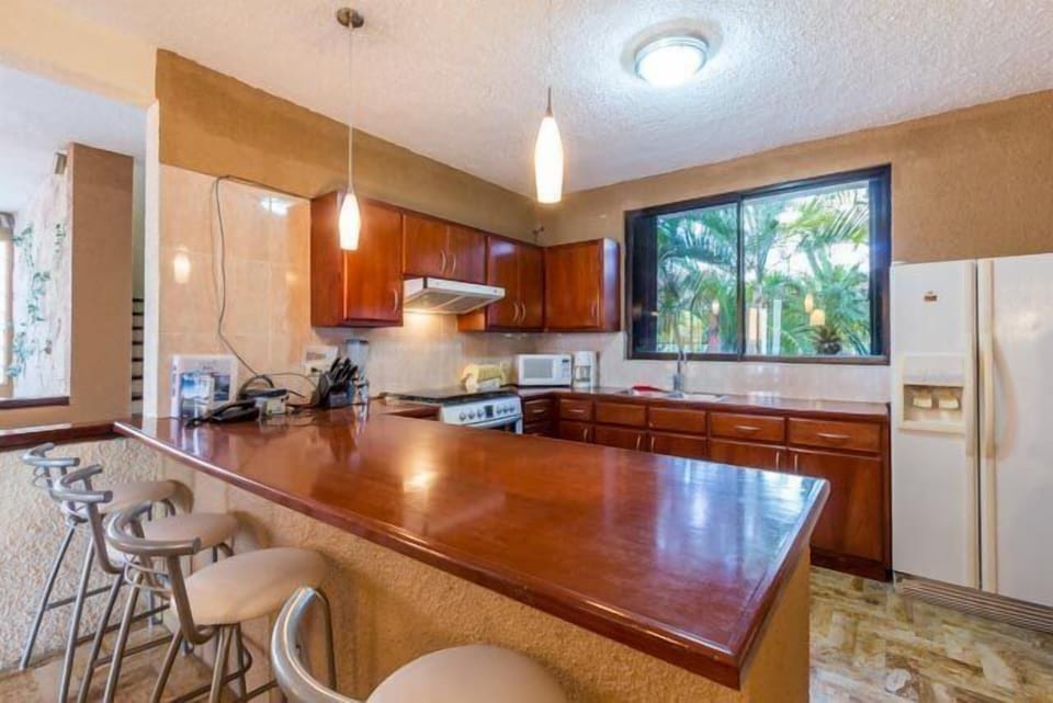 Fully equipped kitchen with breakfast bar with stools