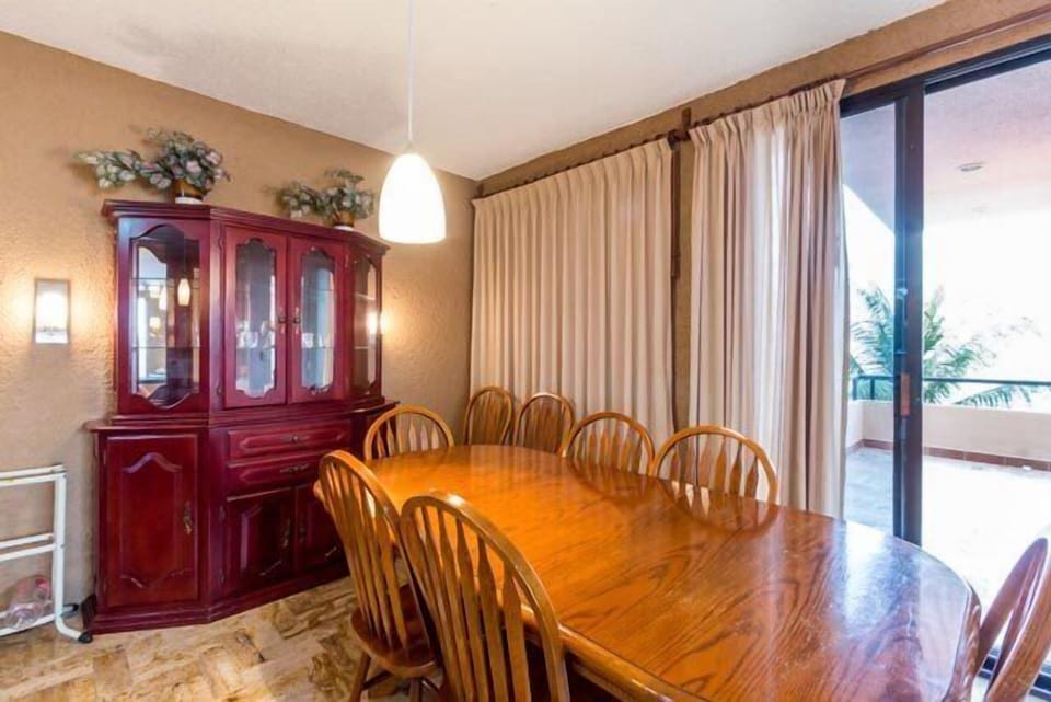 Dining room overlooking the ocean with seating for 6