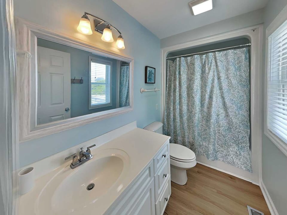 Second Ensuite Bathroom - Shower/Tub Combo