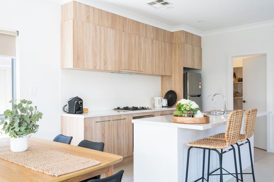 Full kitchen, walk-in pantry: Culinary bliss at your fingertips. 