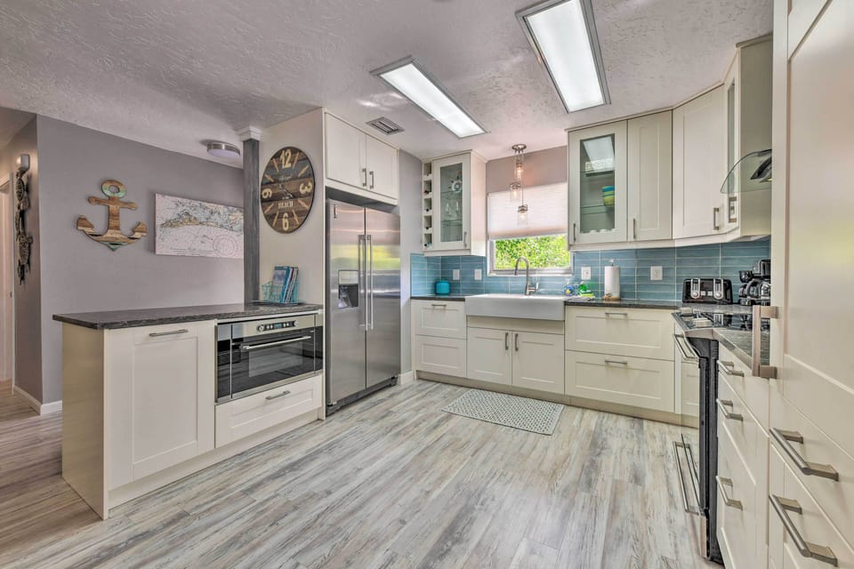 Fully Equipped Kitchen | Drip Coffee Maker | Ice Maker