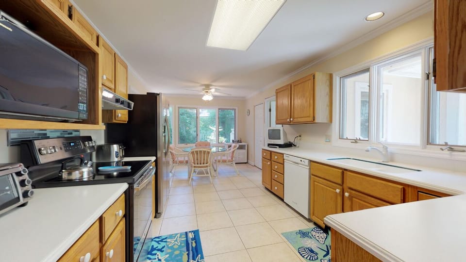 Fully Equipped Kitchen with Breakfast Nook