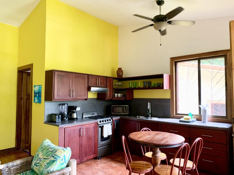 Cozy A/C EcoCondo #4 with Pool & Wildlife Visits (1583)
