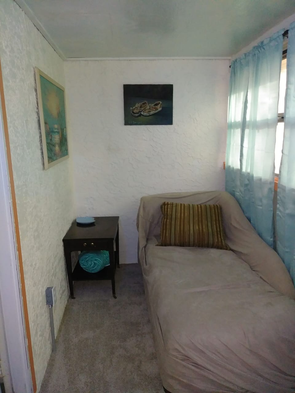Reading 📚 Room with twin size chase lounge