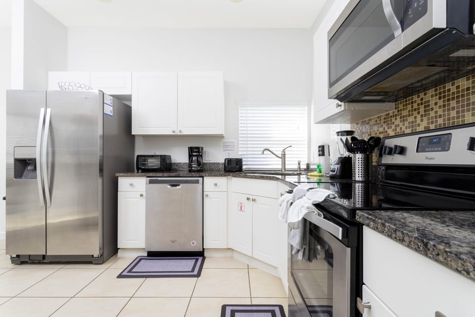 41 - 8125 Fan Palm Way - windsor hills (25).jpg