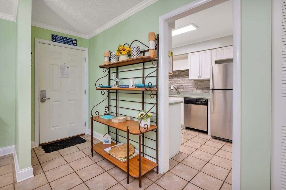 Ocean Walk N4 - Dining area with shelving unit and view into kitchen