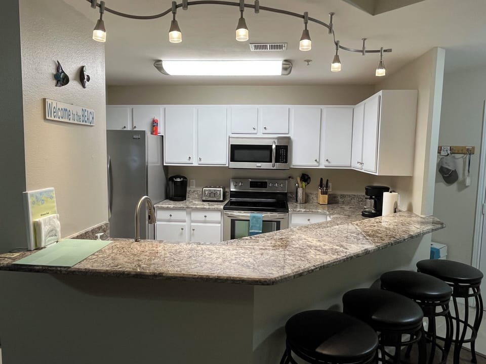 Kitchen bar counter with seating for 4