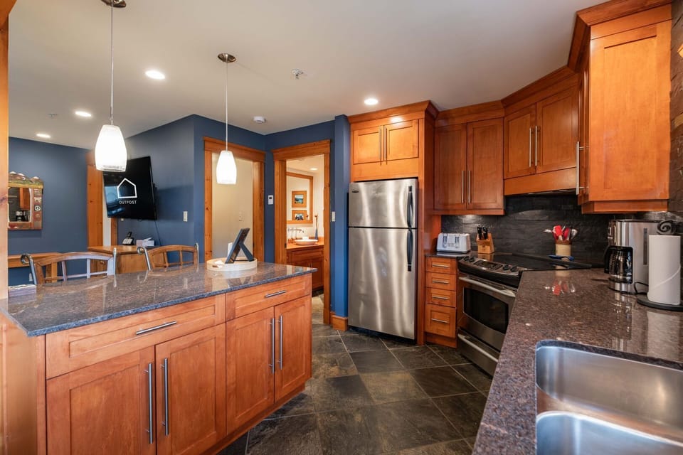 Full kitchen: Stainless steel appliances