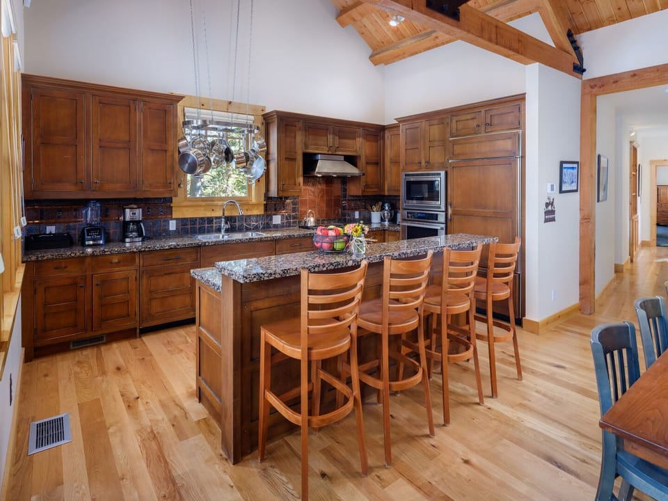 Kitchen / Breakfast Bar