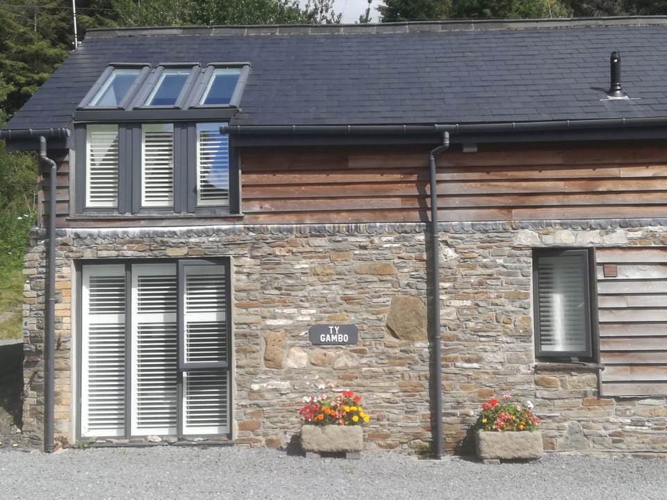 Ty Gambo: Modern award winning estate cottage