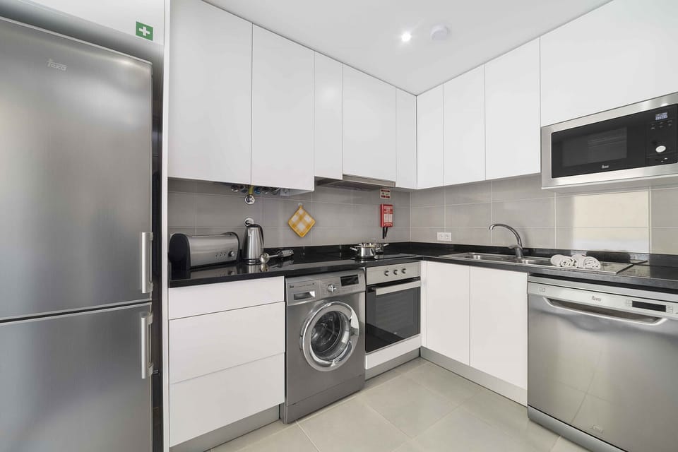 Holiday apartement with two bedrooms, one bedroom with double bed and another bedroom with 2 single beds. This flat has a bathroom with bathtub, a fully equipped kitchen, wifi, cable channel and parking space for 1 car.  This flat is located 300 meters from the beach of São Martinho do Porto.