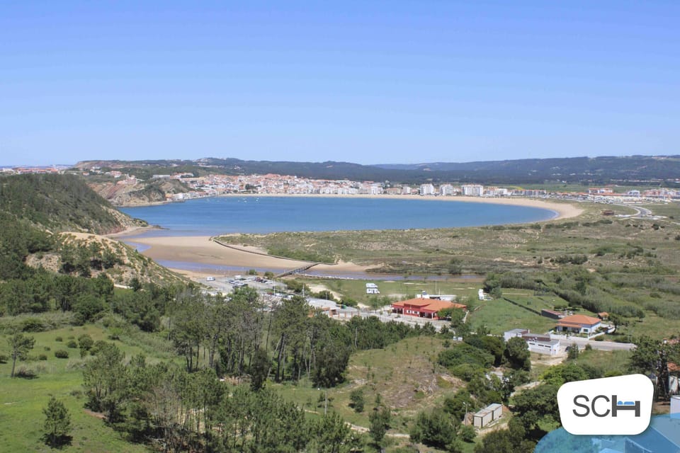 House with 3 bedrooms, fully equipped kitchen, private pool, barbecue, outdoor dining area, wifi, satellite channels and parking space. Located about 800 m from Salir do Porto beach.