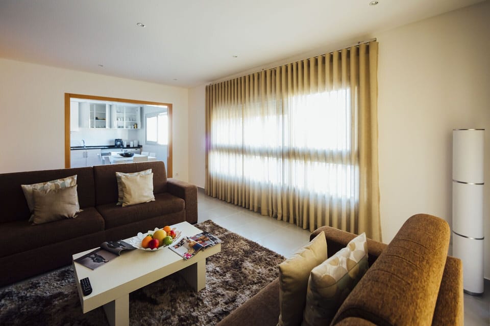Holiday flat with 2 bedrooms, 1 bedroom with double bed and 1 bedroom with two single beds, equipped kitchen and pool on the shared terrace. This flat is located on the site of Nazaré, you can access the beach through the famous lift.