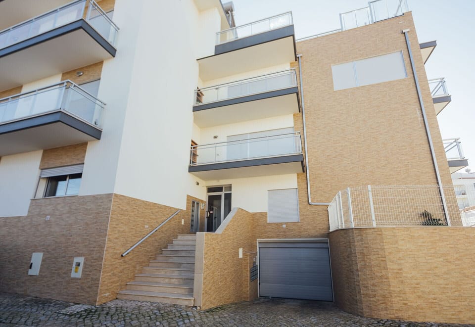 Holiday flat with 2 bedrooms, 1 bedroom with double bed and 1 bedroom with two single beds, equipped kitchen and pool on the shared terrace. This flat is located on the site of Nazaré, you can access the beach through the famous lift.