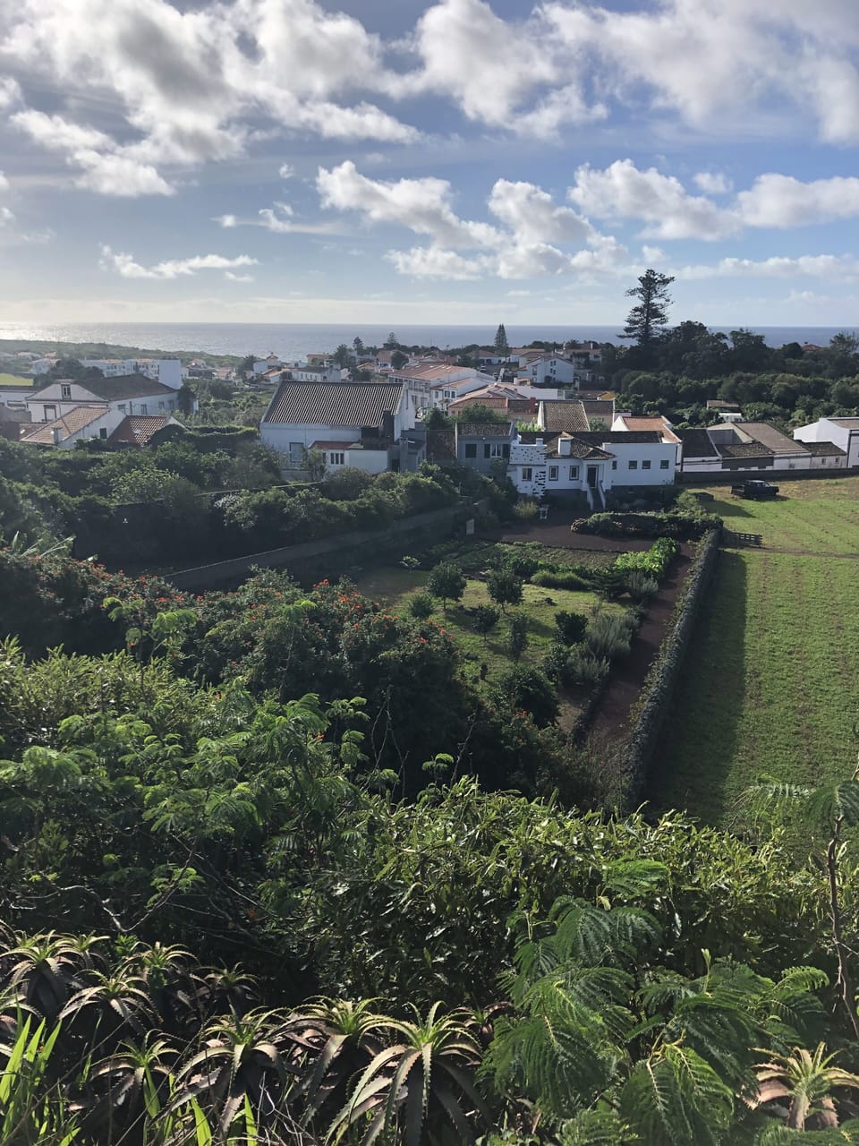 Vista do primeiro Miradouro sobre o pomar e horta
