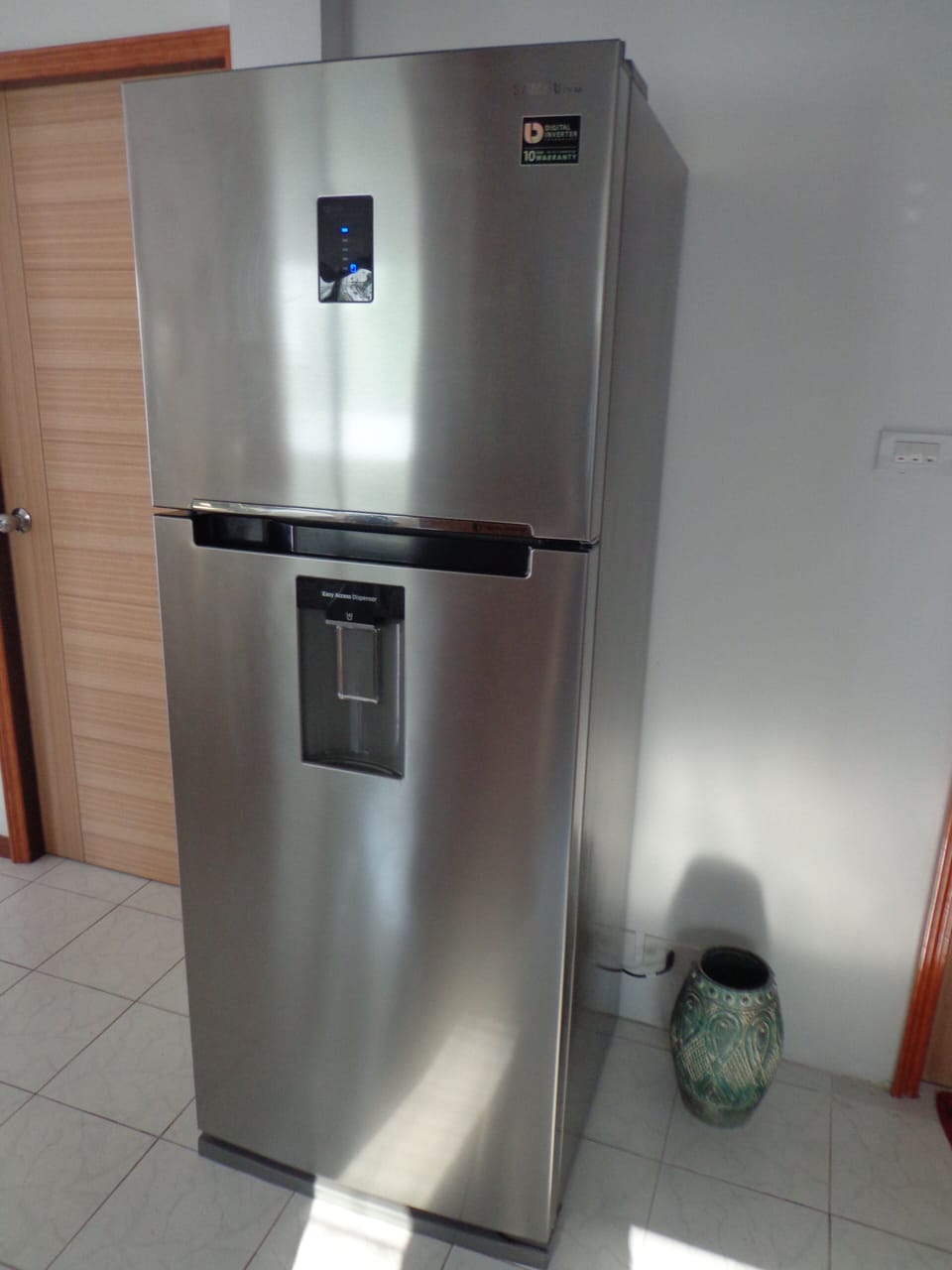 Big refrigerator makes ice cubes and cold water 