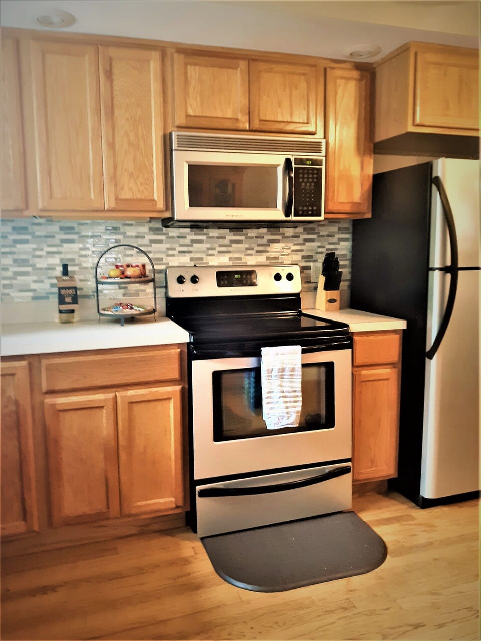 Elec. stove, full fridge/freezer, microwave, dishwasher. Crockpot, waffle maker 