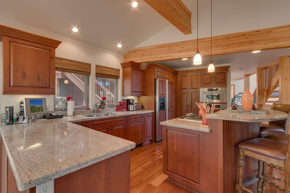Spacious, full amenities, perfect for  gathering and cooking a feast!