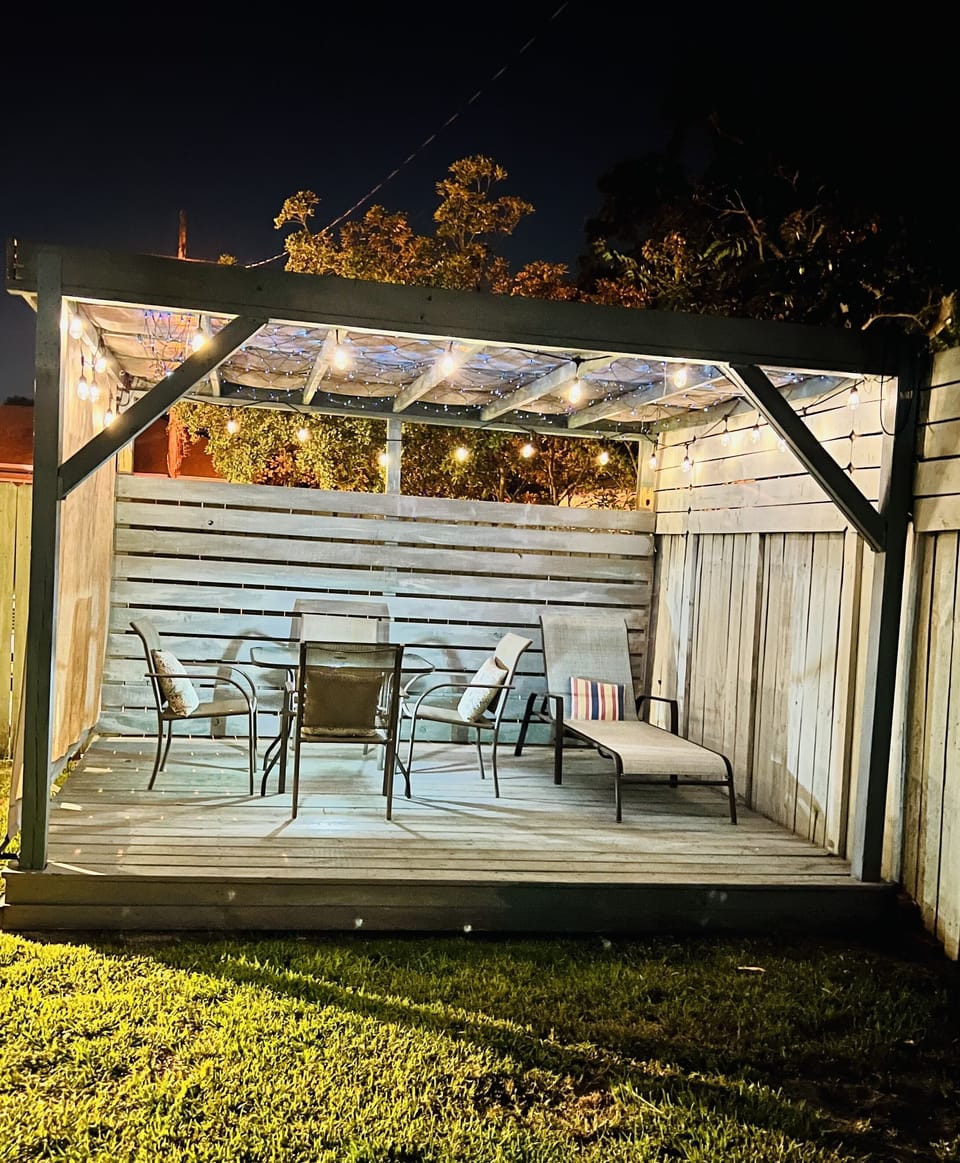 The pergola sets the evening mood with Twinkling solar lights