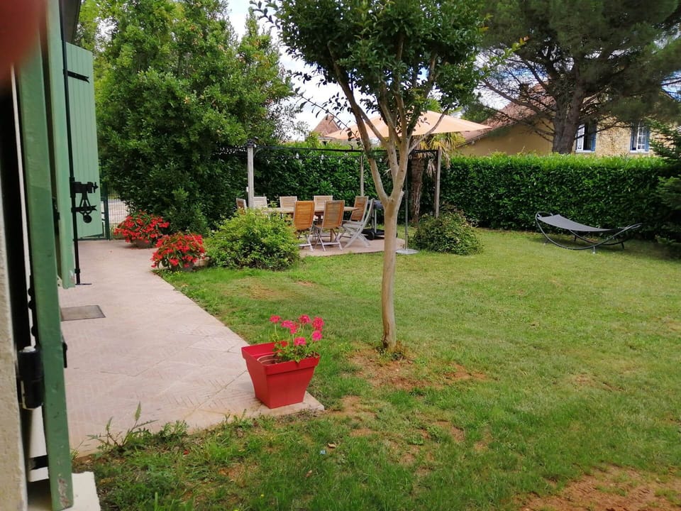 jardin clos avec sa terrasse, salon de jardin & barbecue