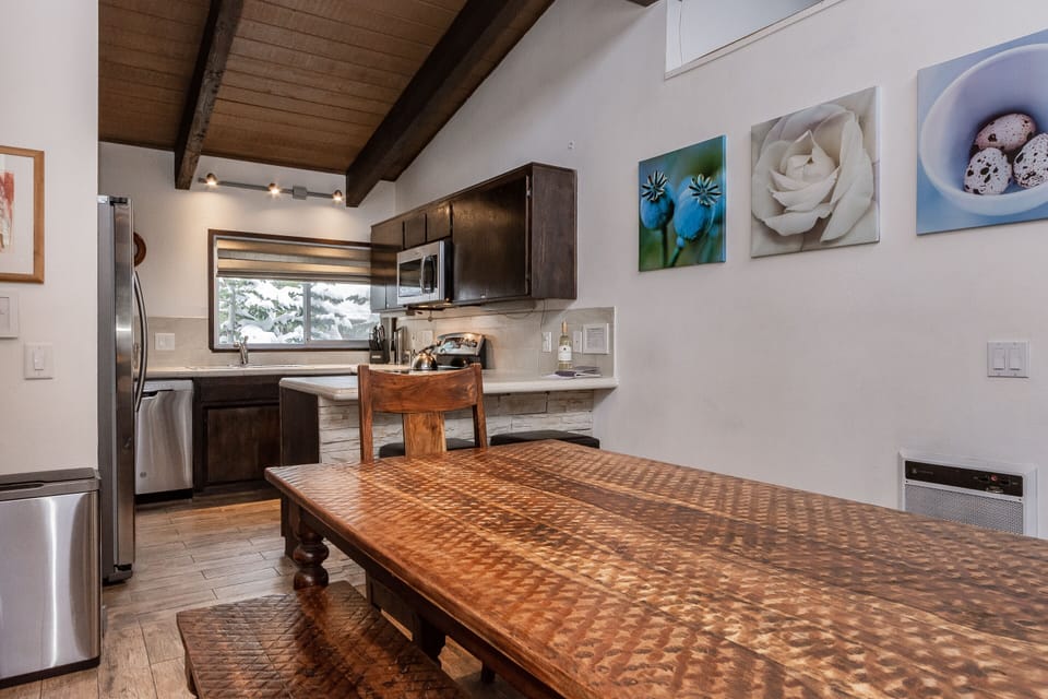 Cook real family meals and relax at home or walk 4 mins to the VIllage