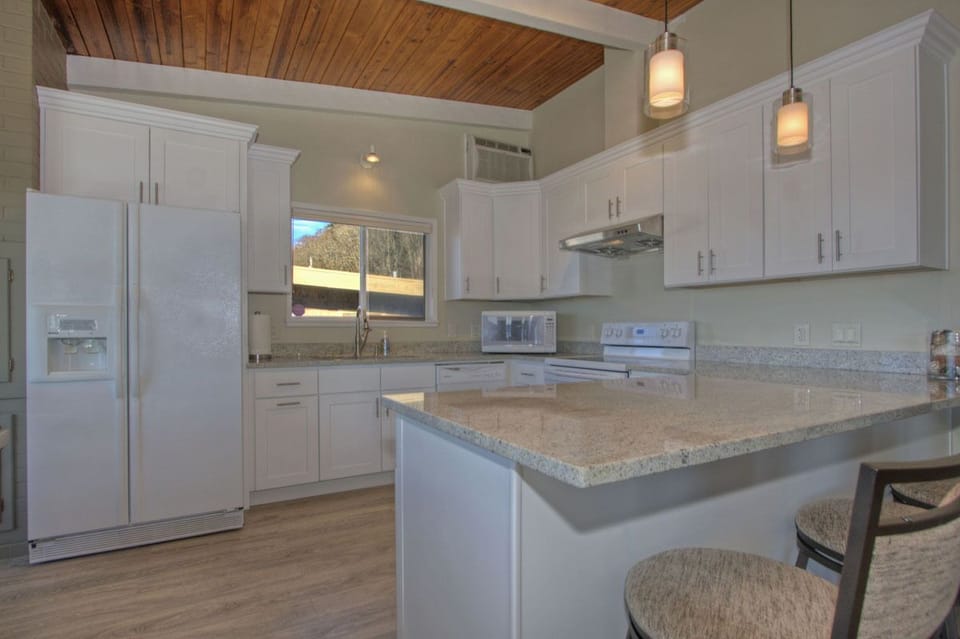 Air conditioning in the kitchen and living room to keep you cool!