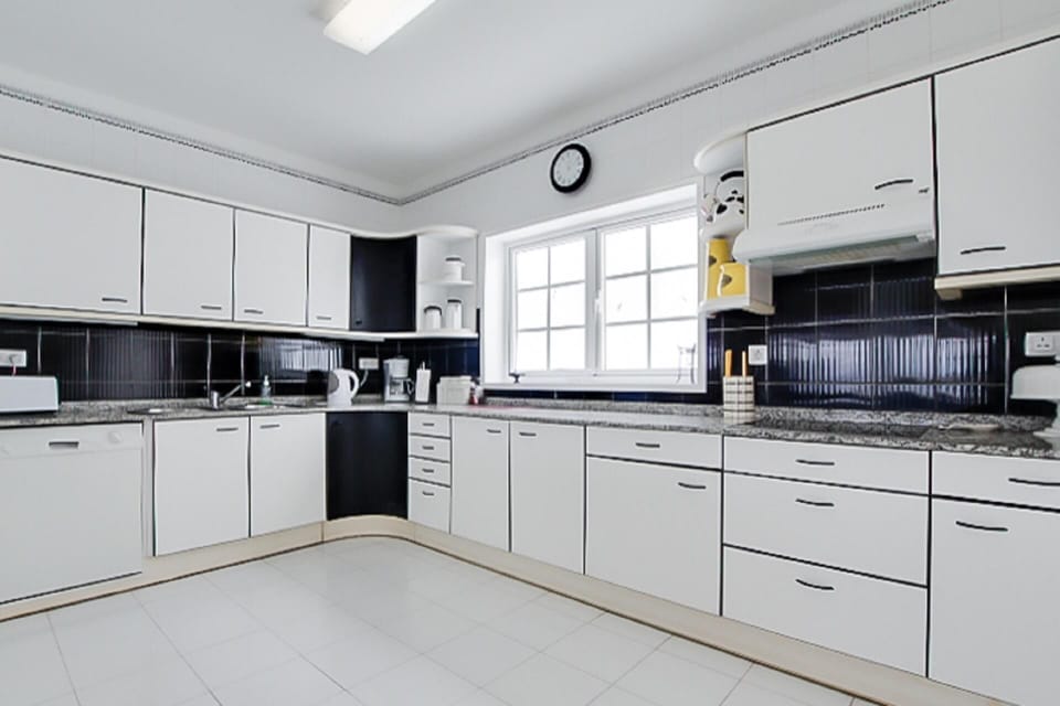 Kitchen, dishwasher, oven, hob, microwave, kettle, toaster, Fridge Freezer 