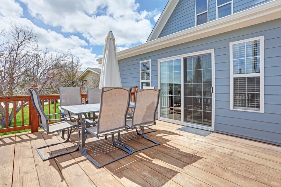 Outdoor table for 6—perfect for unwinding after a day of exploring.