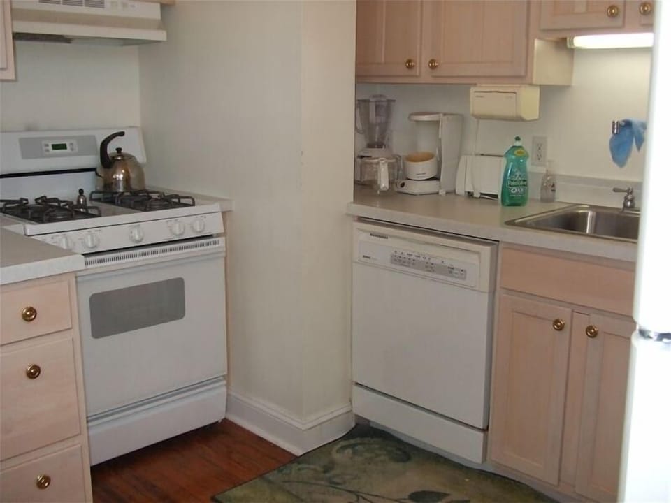 Additional kitchen view
