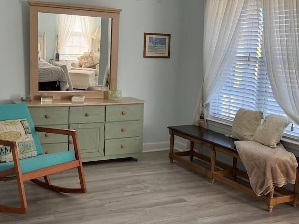 mst. bed sitting area