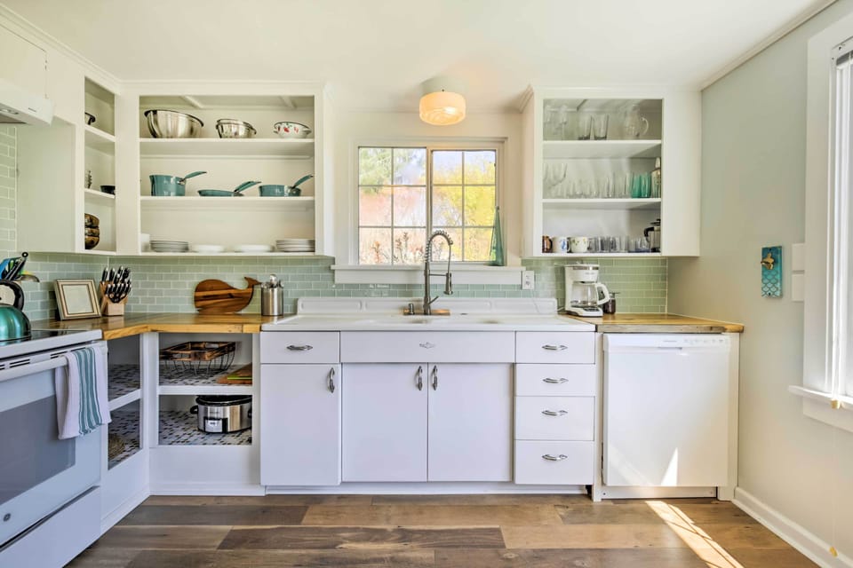 Kitchen | Cooking Basics | Coffee Maker | Paper Towels/Trash Bags Provided