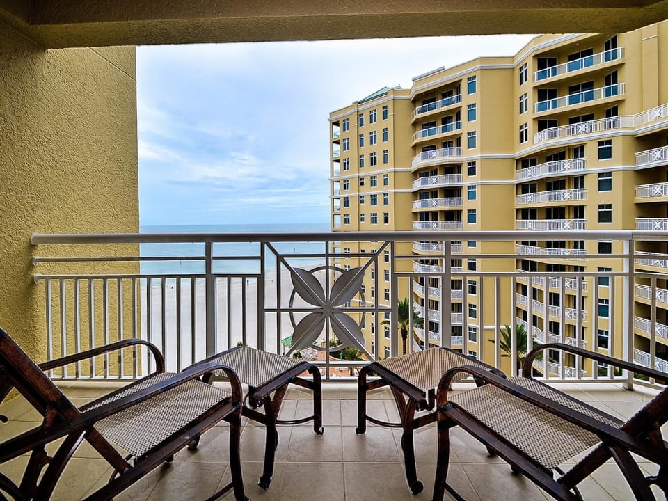 Come relax on the balcony with soothing ocean sounds.