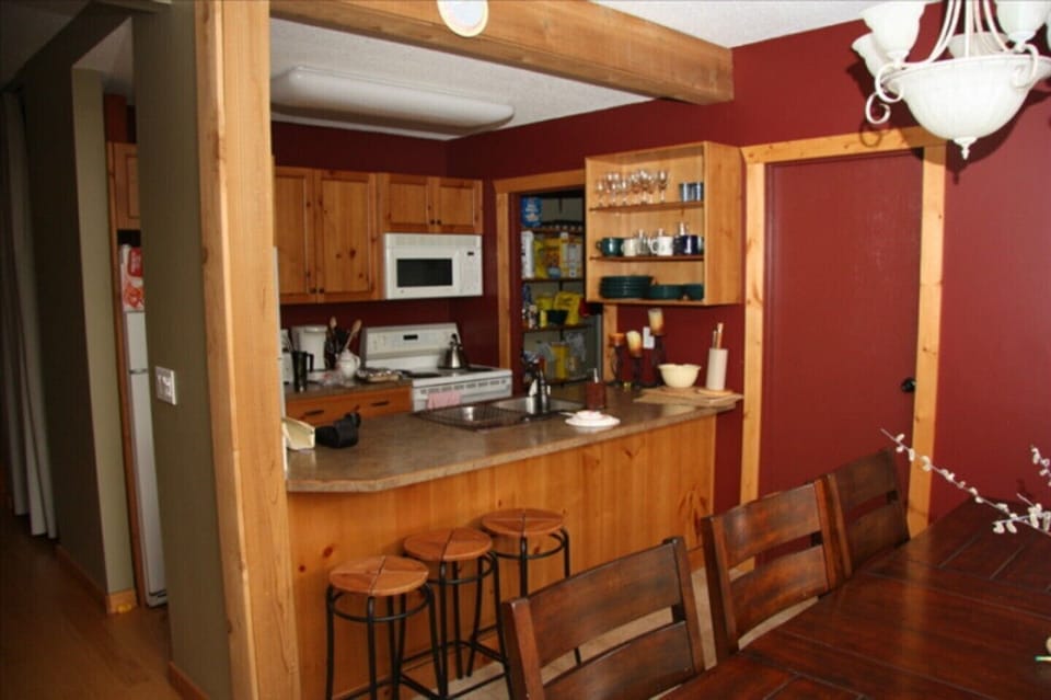Full Kitchen with Bar Sitting Area