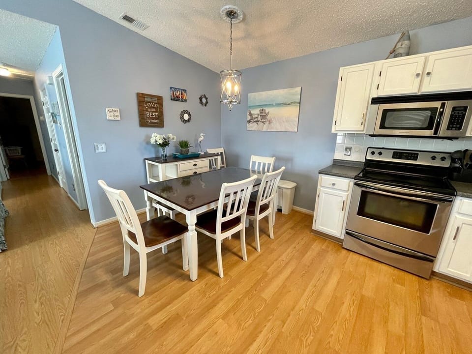 Flooring, Hardwood, Chair, Furniture, Floor