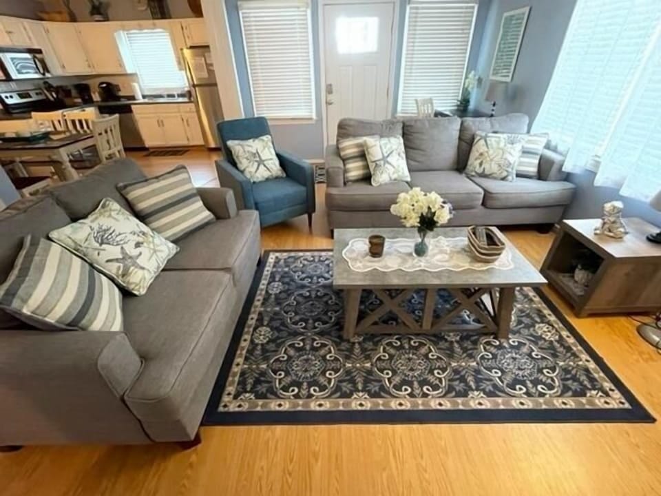 Brand new living furniture, seating for 6