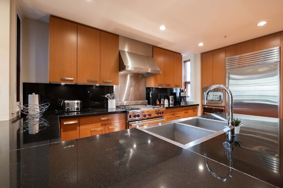 Full kitchen: Stainless steel appliances