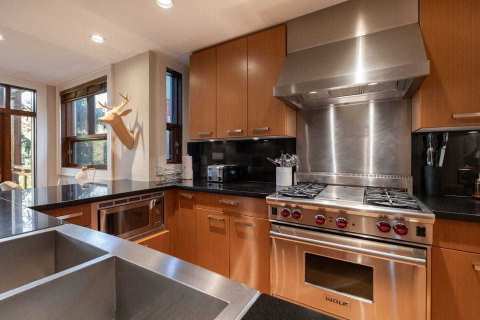 Full kitchen: Stainless steel appliances