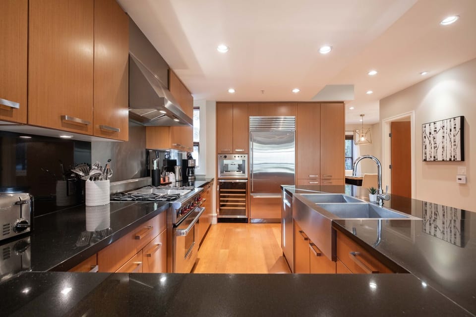 Full kitchen: Stainless steel appliances