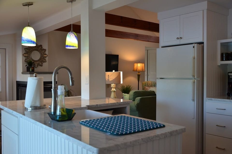 Fully equipped kitchen with dishwasher, microwave, gas stove & lobster pot!