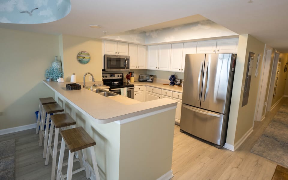 Kitchen and bar counter - everything you need is in the cabinets!