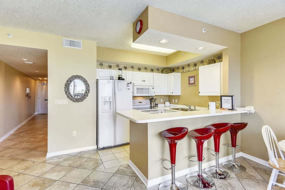 Eat-in kitchen bar seating