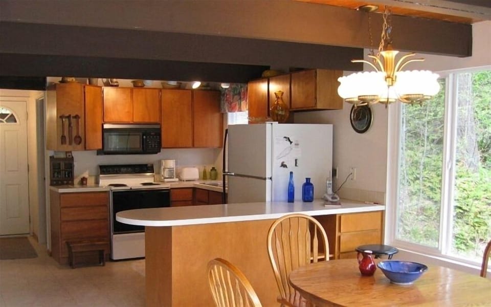 Kitchen & dining area overlook the view of Emerald Lake.