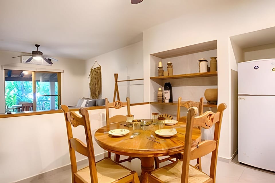 On site,Seating area,Coffee / tea facilities,Area and facilities,Dining area,Photo of the whole room,View(from property / room)