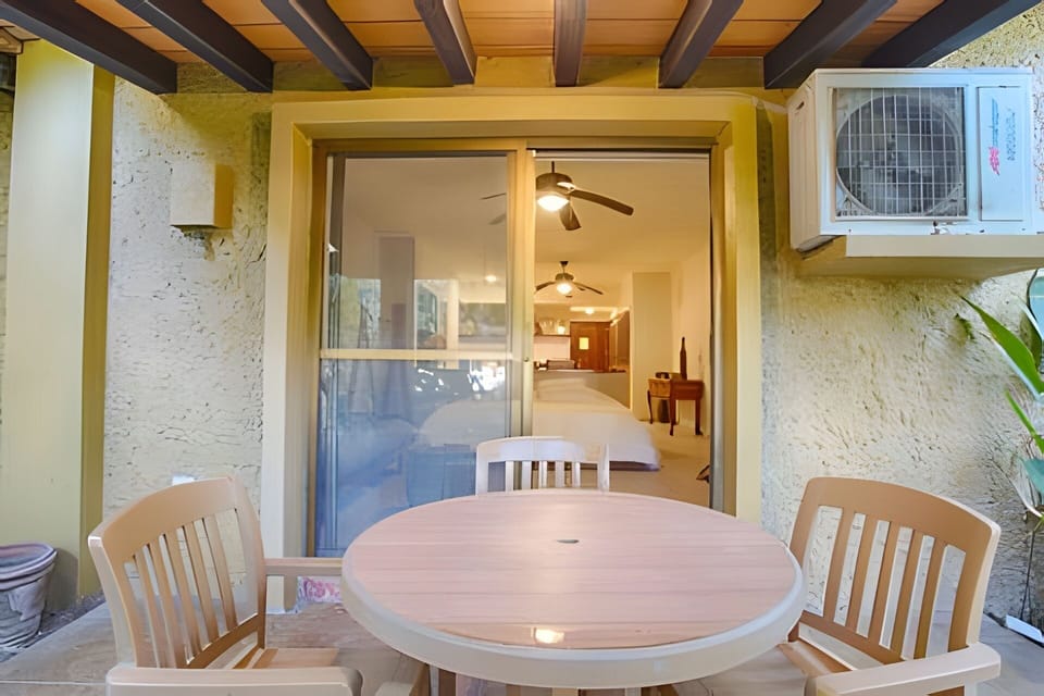 On site,Seating area,Coffee / tea facilities,Area and facilities,Patio