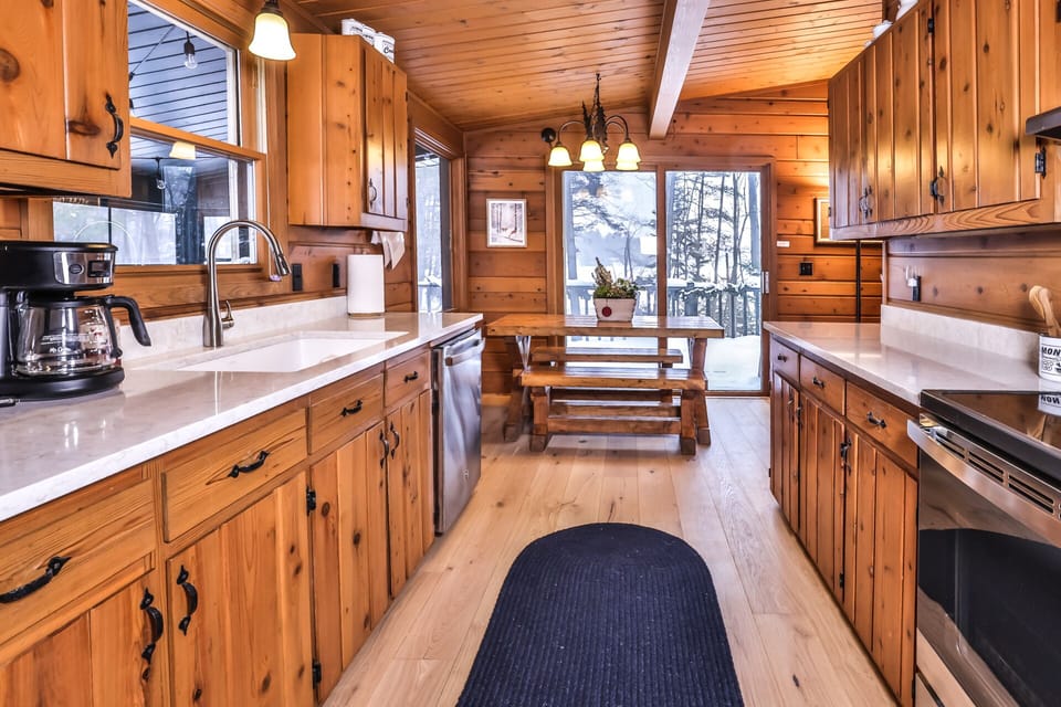 Open concept kitchen/dining area