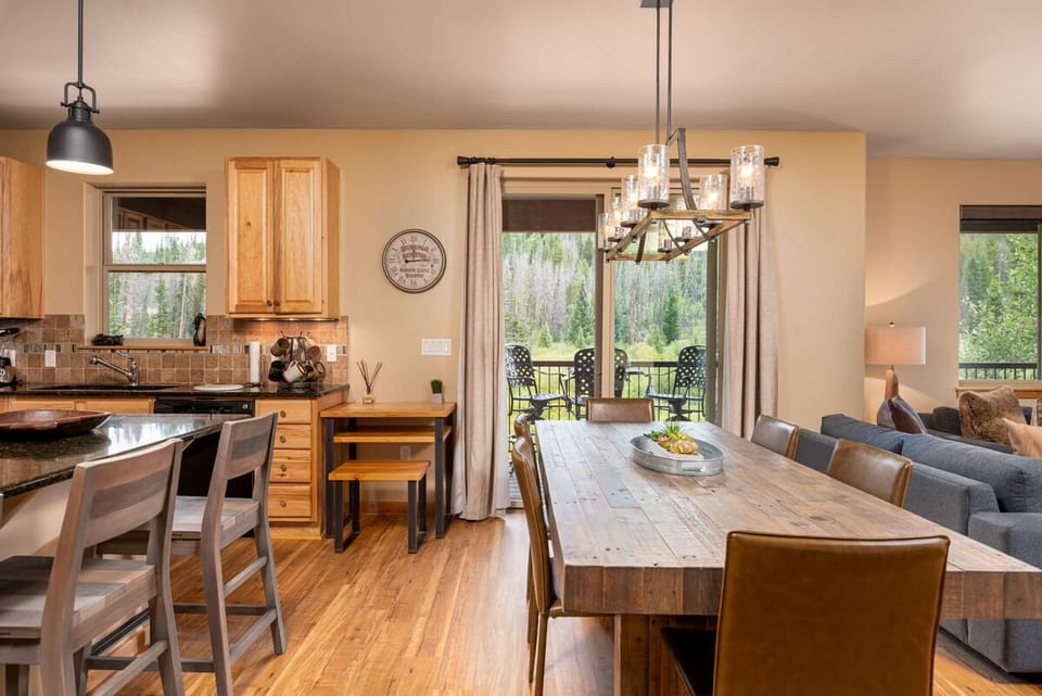 Open kitchen, dining & living room layout
