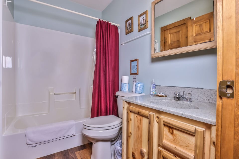 Big bright bathroom w/ tub shower combo