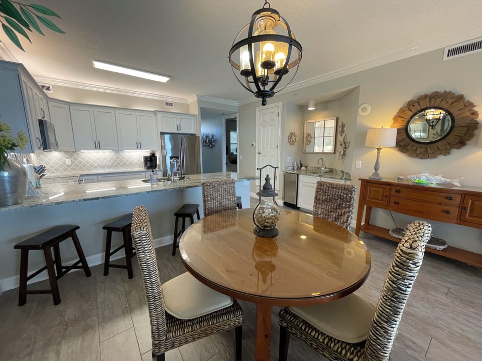 Dining and Wet Bar with Ice Machine. Seating for 4 at bar. 
